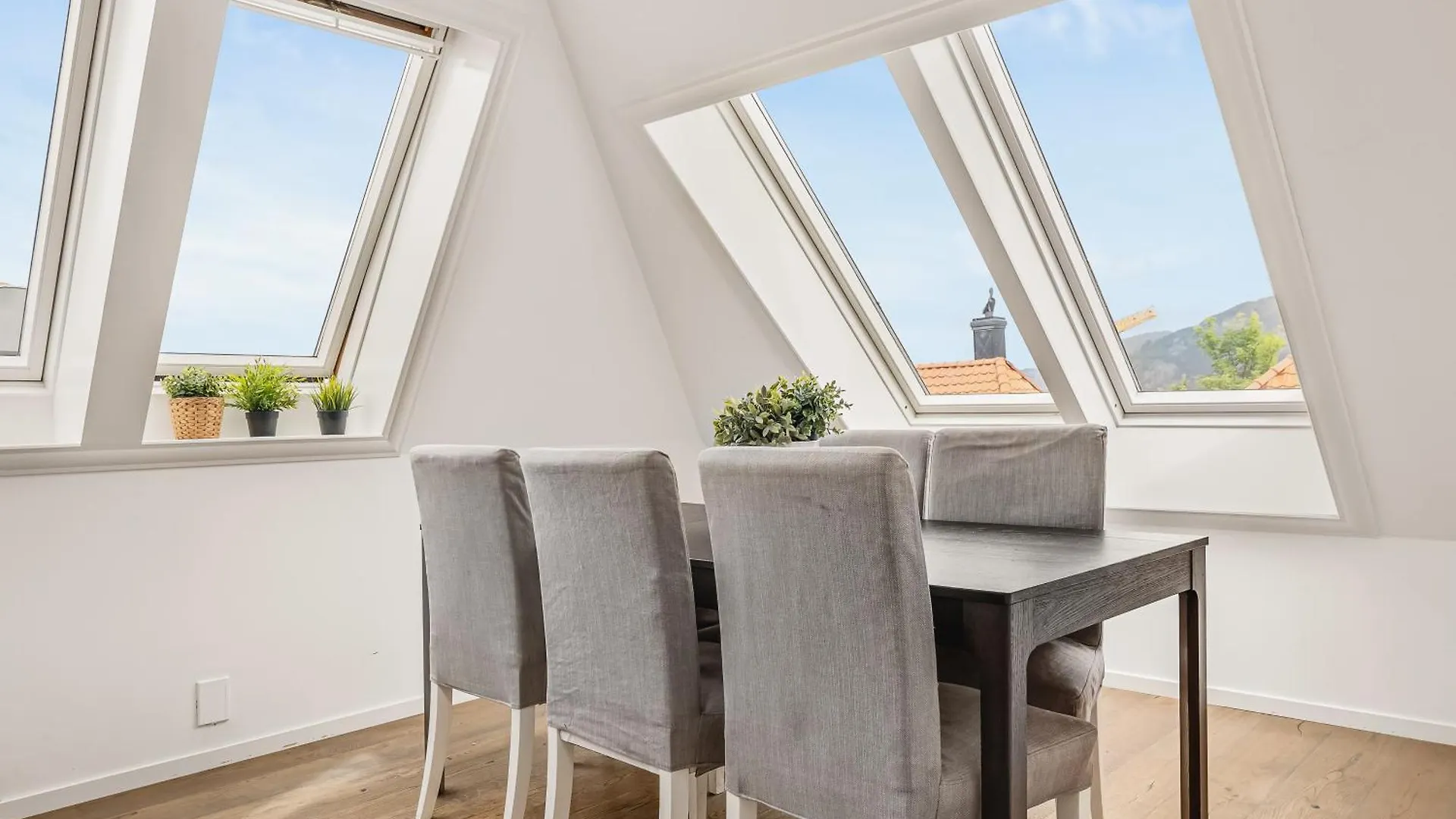 Dinbnb Apartments I Top-Floor With 3X Workspaces I 350M To Harbour contacts